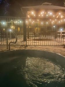 una piscina de agua en un parque infantil por la noche en Timbers Motel en Bigfork
