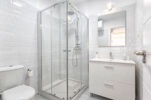 a bathroom with a shower and a toilet and a sink at Apartamento Soho Malaga in Málaga