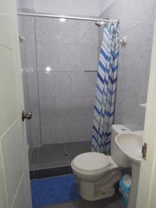 a bathroom with a shower with a toilet and a sink at Hostería "Don Pelu" - Máncora, Piura in Máncora +7 photos