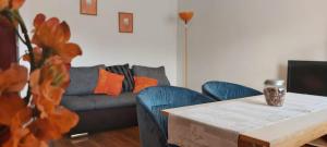 ein Wohnzimmer mit einem Sofa und einem Tisch in der Unterkunft Ski Vital Apartments in Sankt Michael im Lungau