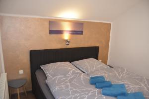 a bedroom with a bed with blue towels on it at Ferienwohnung Wildgatter in Grafenwiesen