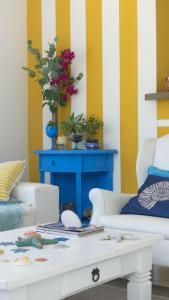 a living room with a white couch and a blue table at Estrela Azul Guest House Búzios in Búzios