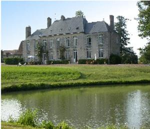 une grande maison assise à côté d'une nappe d'eau dans l'établissement Château de Sarceaux, à Aleçon