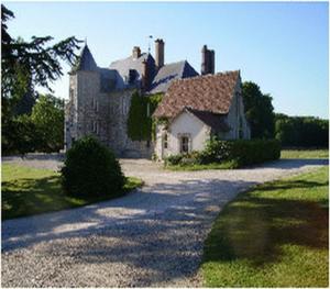 une maison ancienne avec un toit sur une route dans l'établissement Château de Sarceaux, à Aleçon