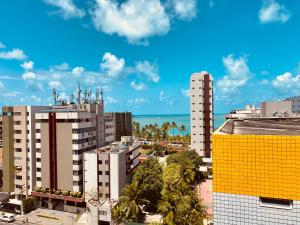 uitzicht op een stad met hoge gebouwen bij Perto da Praia e Piscina na cobertura in Maceió