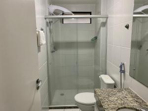 Un baño con ducha, inodoro y lavabo. en Perto da Praia e Piscina na cobertura, en Maceió 6 fotos más