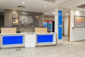 una hall con ripiani blu in un edificio di Holiday Inn Express Rockford-Loves Park by IHG a Loves Park Altre 66 foto