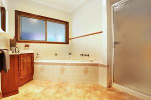 Ένα μπάνιο στο Farm Stay & Iconic Water Views - 32 Zachary Drive +26 φωτογραφίες