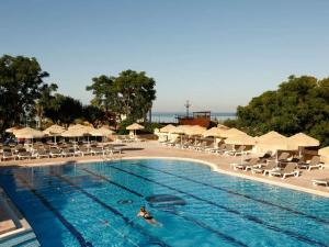 Bazén v ubytování ROBINSON PAMFILYA - All Inclusive nebo v jeho okolí