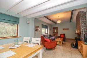 un soggiorno con un tavolo e un divano di Camerton Hall Cottage a Workington