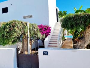 een trap naar een huis met roze bloemen bij Casa Jardon Puerto del Carmen in Puerto del Carmen
