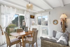 ein Wohnzimmer mit einem Tisch und einem Sofa in der Unterkunft CB K-2 - Calella de Palafrugell in Calella de Palafrugell