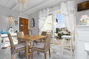 eine Küche und ein Esszimmer mit Tisch und Stühlen in der Unterkunft CB K-2 - Calella de Palafrugell in Calella de Palafrugell