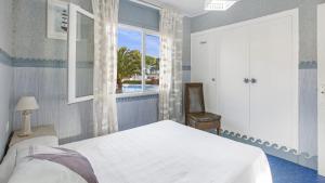 ein Schlafzimmer mit einem Bett und einem Fenster in der Unterkunft CB K-2 - Calella de Palafrugell in Calella de Palafrugell