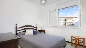 A bed or beds in a room at CB N-2 - Calella de Palafrugell Még 11 kép