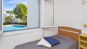 A bed or beds in a room at CB N-2 - Calella de Palafrugell