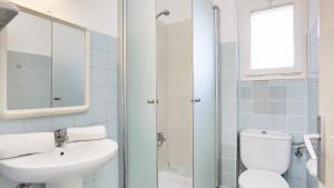 A bathroom at CB N-2 - Calella de Palafrugell