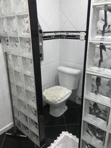 uma pequena casa de banho com WC e algumas prateleiras em É na beira do mar...com estacionamento exclusivo em Arraial do Cabo mais 19 fotografias