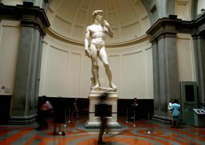 Una statua di un uomo in un museo di Hotel Villa Il Castagno a Firenze