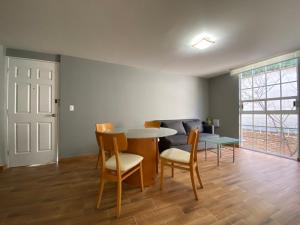 a living room with a table and chairs and a couch at Grupo Kings Suites - Bosques de Duraznos 78 in Mexico City