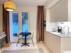 Kuchyň nebo kuchyňský kout v ubytování Haalia Homes Turku Pääskynpesä
