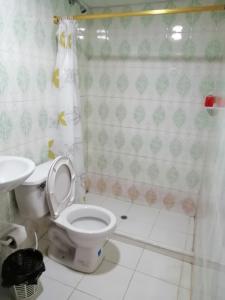 ein Bad mit einem WC und einem Waschbecken in der Unterkunft Casa hospedaje mayesty in San Cipriano