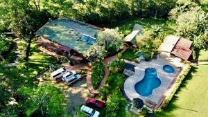 an aerial view of a house with a swimming pool at Hotel de Montaña El Pelicano in San Isidro de El General