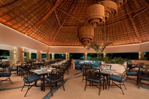 En restaurant eller et andet spisested på Moon Palace Cancun - All Inclusive