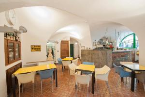 un ristorante con tavoli e sedie in una stanza di Albergo Al Tempo Perduto a Bagolino