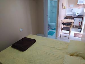 ein Schlafzimmer mit einem Bett und eine Küche mit einem Tisch in der Unterkunft Container LB PONU in Boa Vista