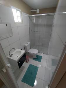 ein Bad mit einer Dusche, einem WC und einem Waschbecken in der Unterkunft Container LB PONU in Boa Vista