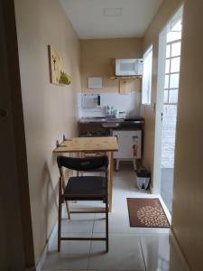 una pequeña cocina con una mesa de madera y una silla en Container LB PONU, en Boa Vista 6 fotos más