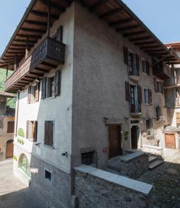 - un bâtiment avec un balcon sur le côté dans l'établissement Albergo Al Tempo Perduto, à Bagolino