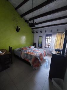 Un pat sau paturi într-o cameră la Hotel Salamandra Tunja