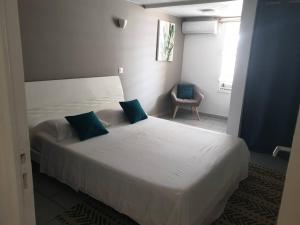 Postel nebo postele na pokoji v ubytování MARS ET VENUS LOCATION - piscine privée et chauffée