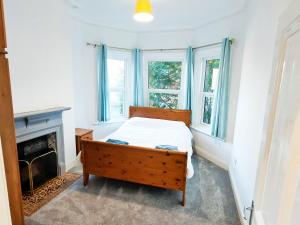 a bedroom with a bed and two windows at C-New Flat,4 Adults,20 mins to Beach,Netflix,Wifi in Bournemouth