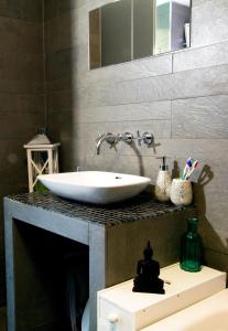 La salle de bains est pourvue d'un lavabo blanc sur un comptoir. dans l'établissement Heritage City - Central New Town Apartment, à Édimbourg