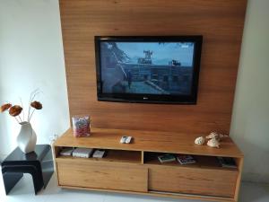 a flat screen tv sitting on top of a wooden wall at Flat Juquehy in Juquei