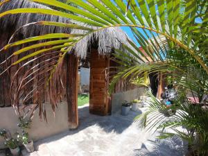 uma porta para uma casa com uma palmeira em Huluwaju Hotel em La Bocana
