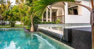 a swimming pool in front of a villa at Aqua Suites in Wok Tum