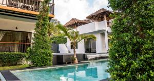 a swimming pool in front of a villa at Aqua Suites in Wok Tum