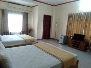 Habitación de hotel con 2 camas y TV en Khách sạn Sơn en Thái Nguyên