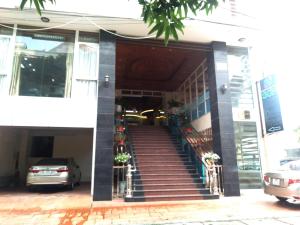 una escalera que conduce a un edificio con coche en Khách sạn Sơn en Thái Nguyên