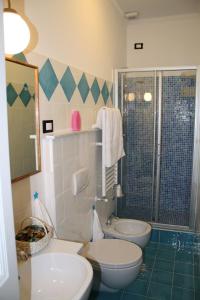 ジェノヴァにあるB&B Porta del Mareのバスルーム(トイレ、洗面台、シャワー付)