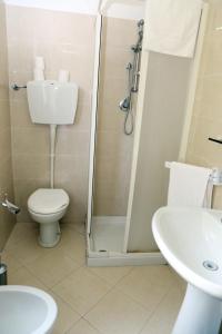 uma casa de banho com um chuveiro, um WC e um lavatório. em Hotel Bicocca em Milão