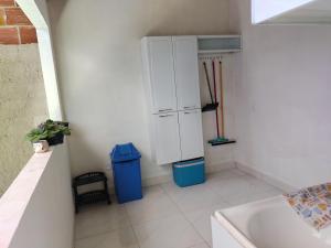 La petite salle de bains est pourvue d'un lavabo et d'une baignoire. dans l'établissement casa para alugar em Prado bahia., à Prado