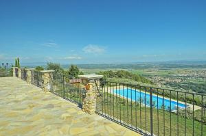 The swimming pool at or close to Agriturismo Cima alla Serra