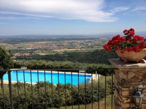The swimming pool at or close to Agriturismo Cima alla Serra