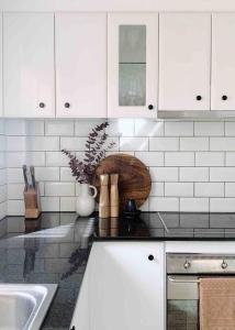 een keuken met witte kasten en een aanrecht bij Casa Parker Stunning 3bdrm apartment in Killcare in Killcare