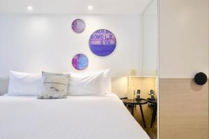 Cama ou camas em um quarto em Miss Baker's Boutique Accommodation Bondi